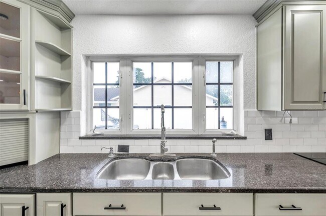 Building Photo - 1520 Windmill Pointe Rd