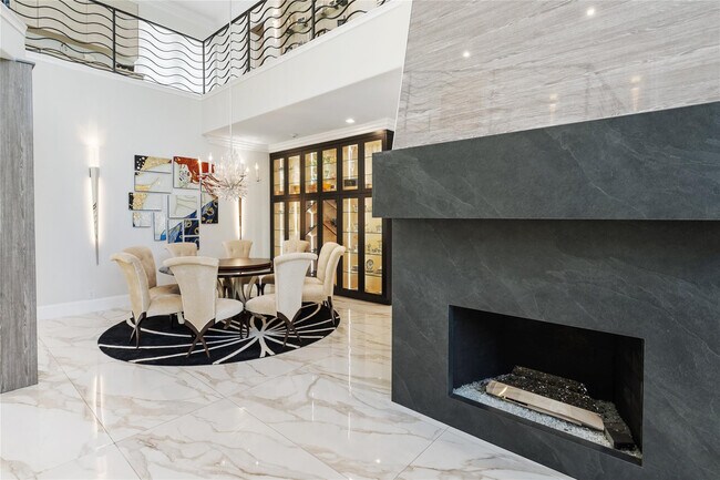 Building Photo - 2307 N Riverside Dr