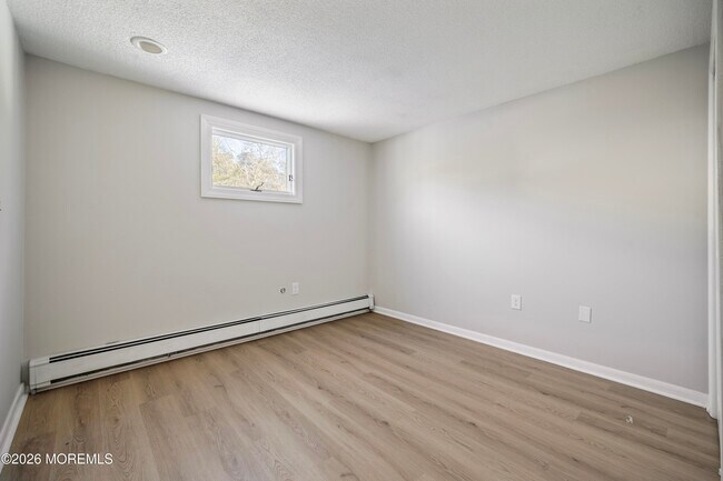 Building Photo - 261 Oak Ave