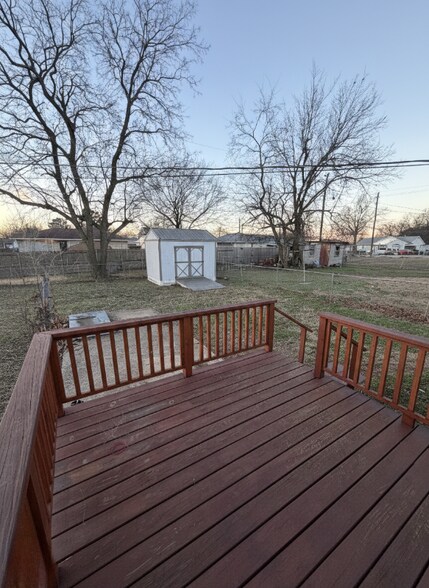 Building Photo - 1205 E Rose Dr