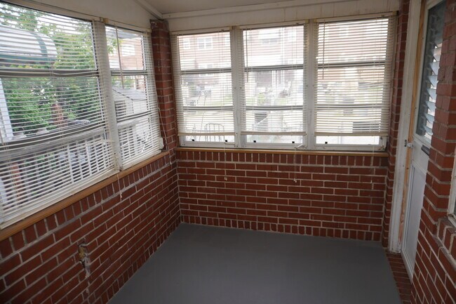 Building Photo - 137 Riverthorn Rd