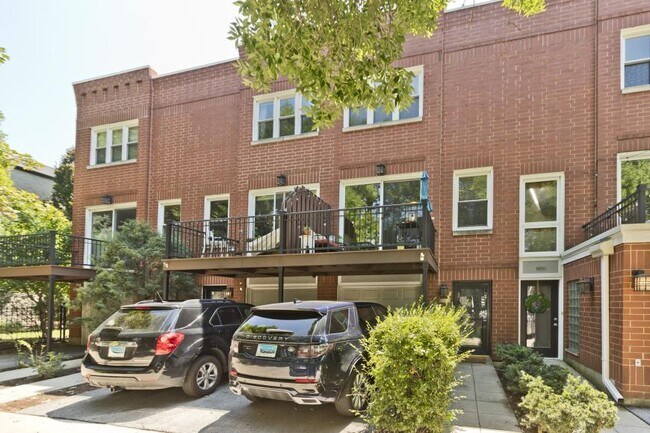 Building Photo - 3 bedroom in Chicago IL 60660