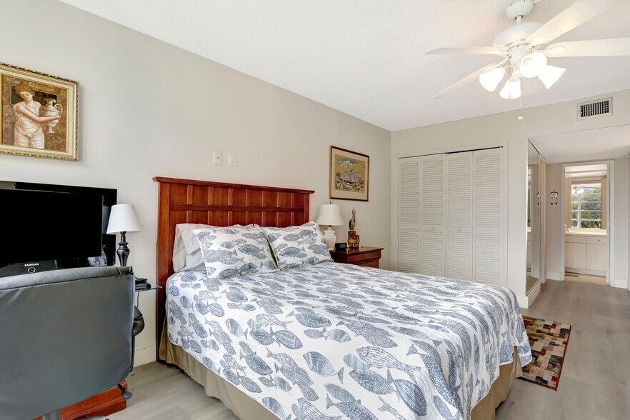 Building Photo - 2851 S Palm Aire Dr