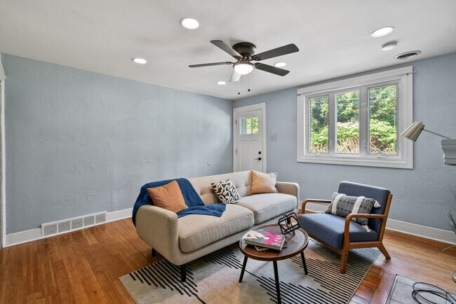 Building Photo - 3 Bedroom House in Southside - Off Street Parking and Central Air