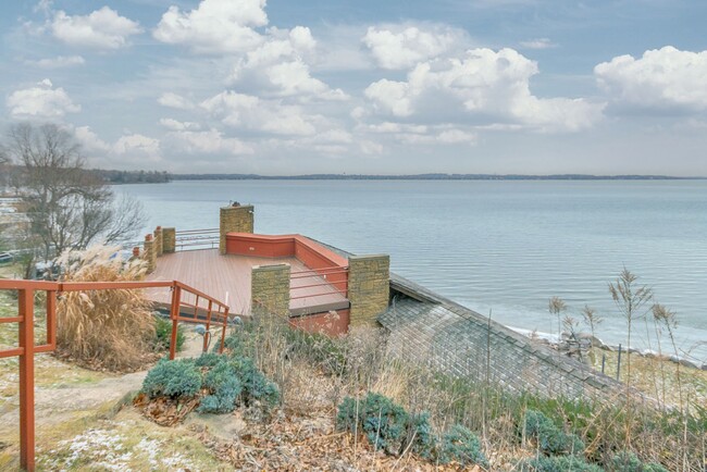 Building Photo - Lake Mendota Dream Home in Desirable Sprin...