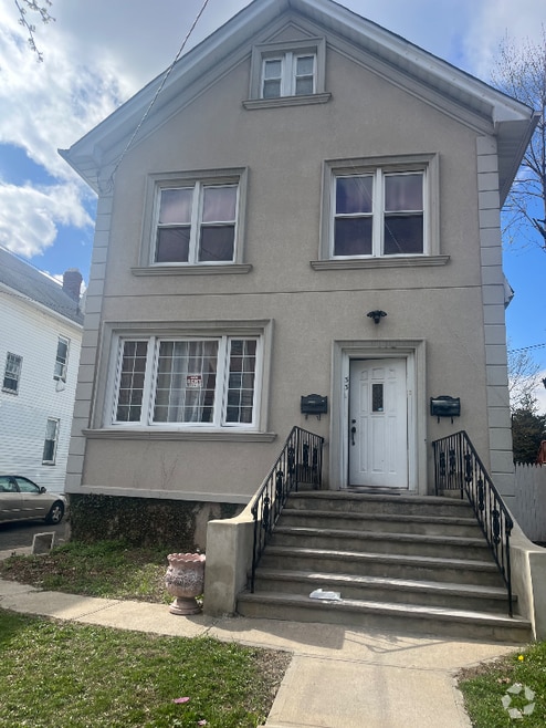 Building Photo - 33 E Elm St