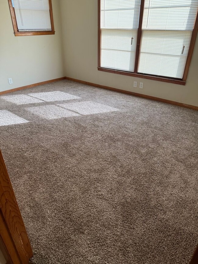 Building Photo - 3 Bedroom 3 Bath on an 1 Acre Landlord does yard