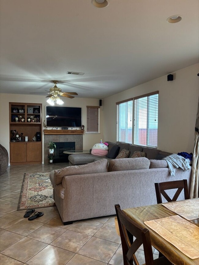 Building Photo - Pittsburg 4 bd, 2.5 ba charming home in excellent location!