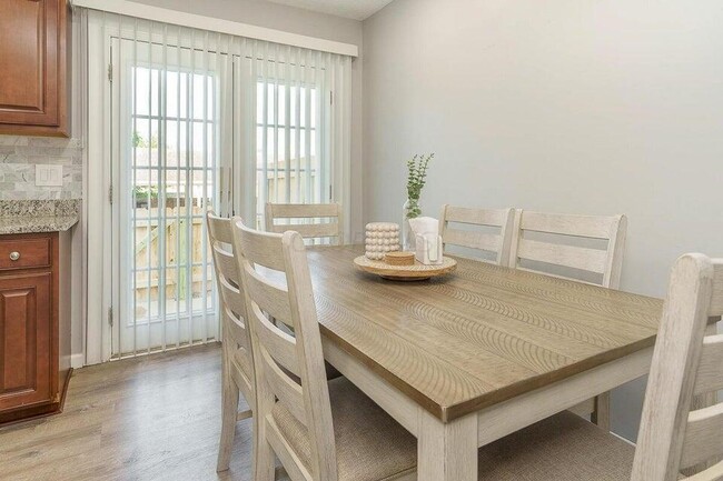 Building Photo - 7867 Meadowhaven Blvd