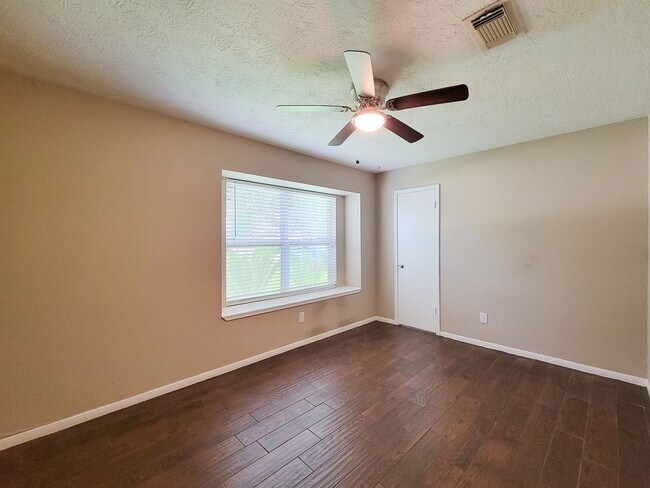 Building Photo - BEAUTIFUL 3 BEDROOM 2 BATH UPDATED HOME WI...