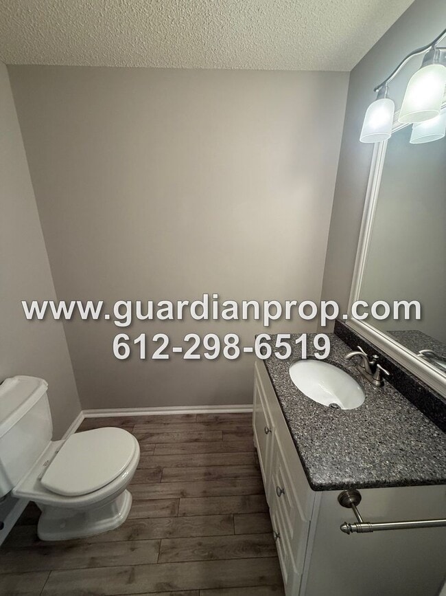 Building Photo - End Unit Townhouse on Secluded Drive Available Now, Updated Kitchen & Baths, Large Primary Suite