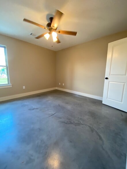 Building Photo - 17 Hidden Oak Dr