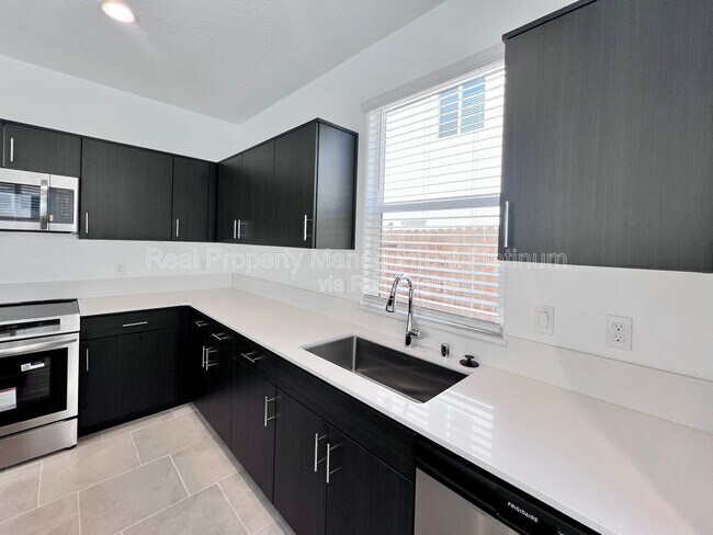Building Photo - 2903 E Tierra Dr