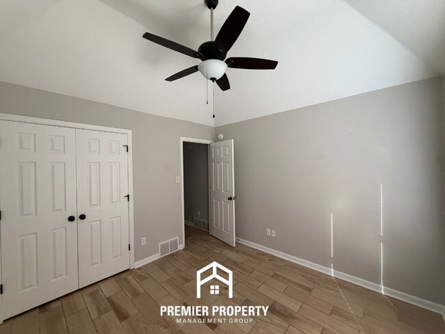 Building Photo - 270 Village Dr