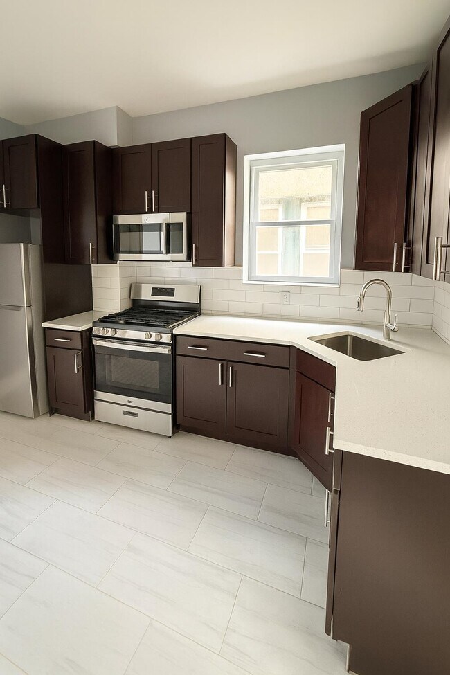 Building Photo - 125 W 54th St