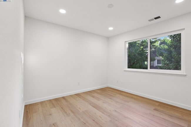 Building Photo - 2039 Alexander Ct