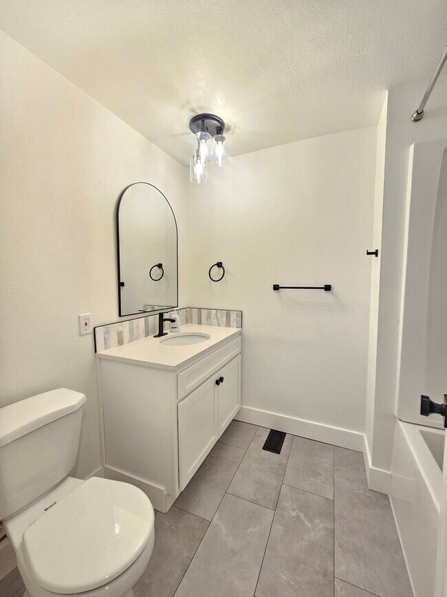 Building Photo - $2,995 - 5 Bed / 3 Bath Beautiful Home in ...