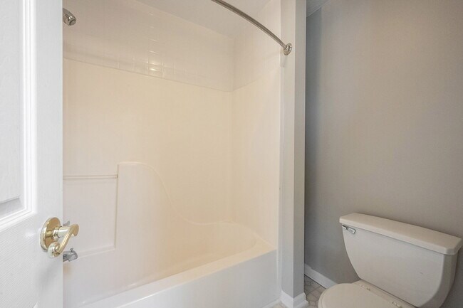 Building Photo - "Spacious 4-Bedroom Retreat with 2.5 Baths...