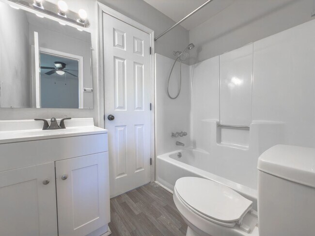 Building Photo - 2BR Townhome in West Ashley – Prime Location & Fresh Updates!