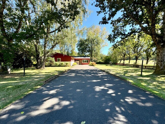 Building Photo - **50% OFF FIRST MONTH'S RENT** Country Liv...