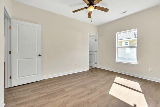 Building Photo - 304 E Hampton Ave