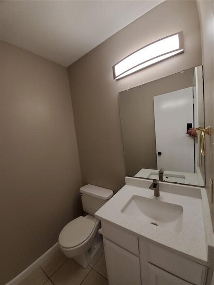 Building Photo - 9008 Sanger Dr