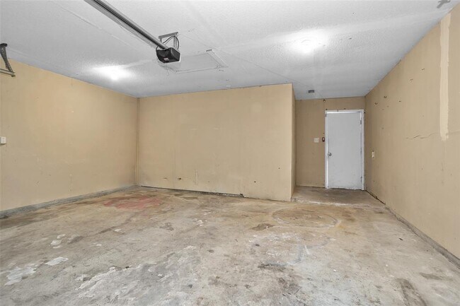 Building Photo - 9810 Kiwi Ln