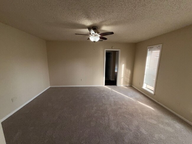 Building Photo - Updated 3/2/2 in Glen Estates