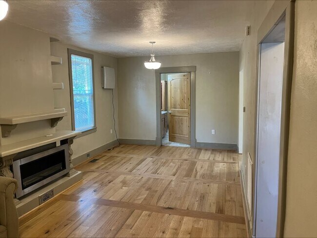 Building Photo - 515 Bellevue Pl