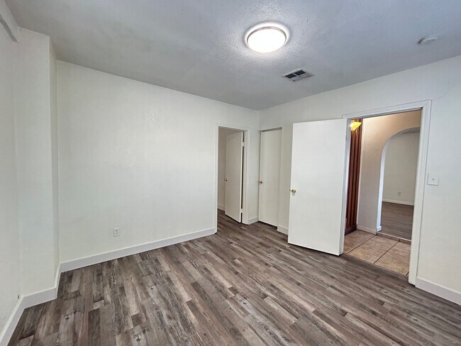 Building Photo - No Hoa! Single Story House with 4 Bedrooms 2 Bathrooms!