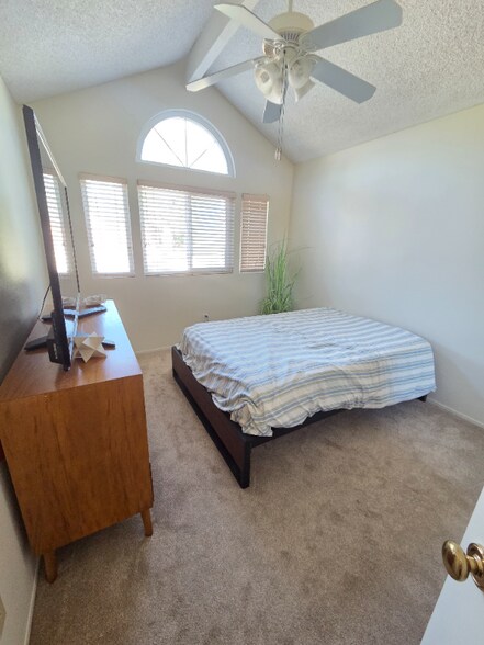 Building Photo - 740 Edgewater Dr