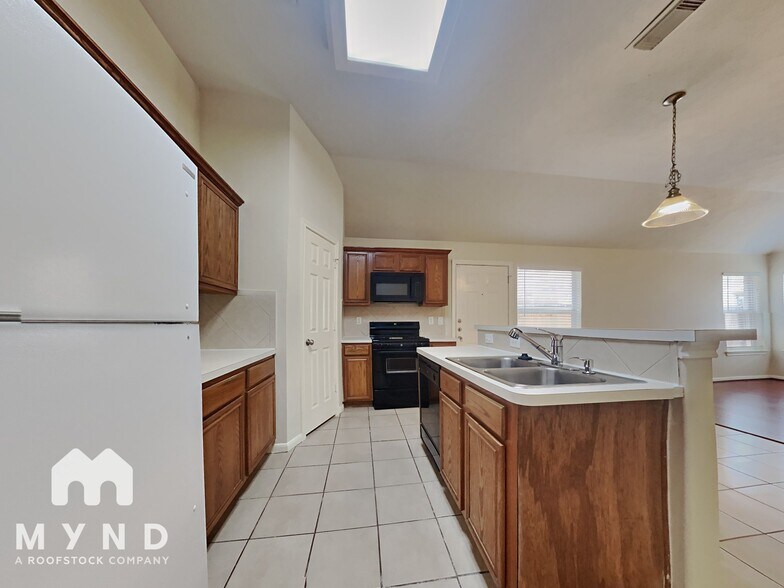 Building Photo - 807 Forest Star