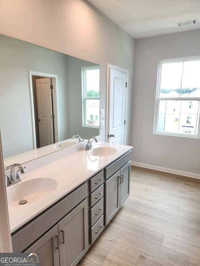 Building Photo - 821 York Aly