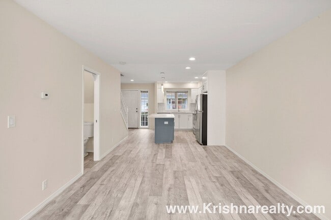 Building Photo - Charming 3 BD* 2.5 BA* Duplex **NEWLY RENOVATED** Located in Historic Orenco in the Elk Meadows C...