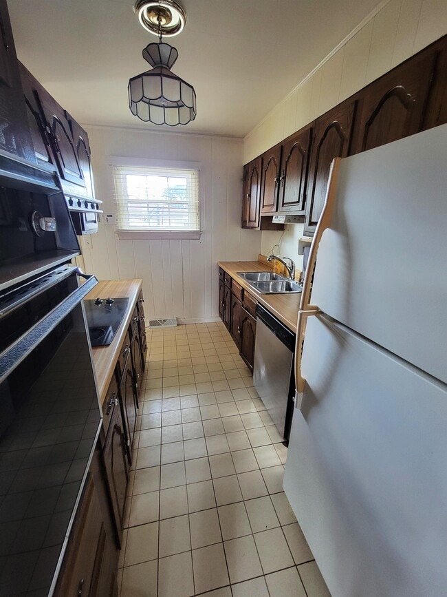 Building Photo - 8922 Schneider Ave