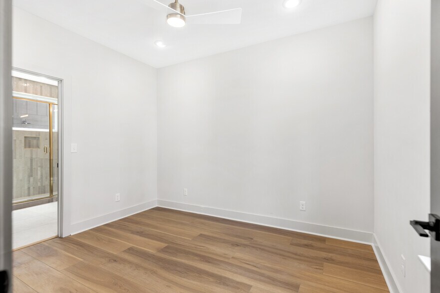 Building Photo - 1043 E Trinity Ln