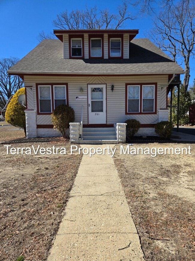 Building Photo - Now Showing for 2026-2027 School Year! College Rental 6 Bed 2 Kitchens