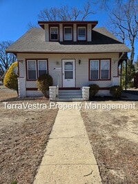 Building Photo - Now Showing for 2026-2027 School Year! College Rental 6 Bed 2 Kitchens