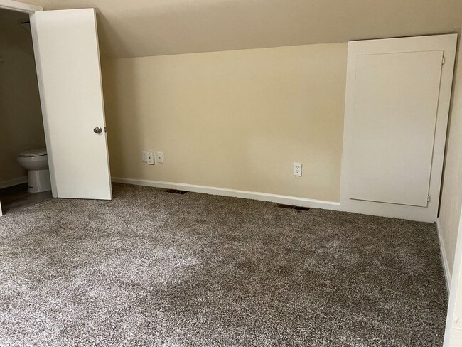 Building Photo - Perfect 1 Bedroom 1.5 Bathroom Townhome! N...