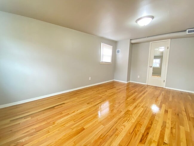 Building Photo - 4 Bed 1.5 Bath Home In Gary