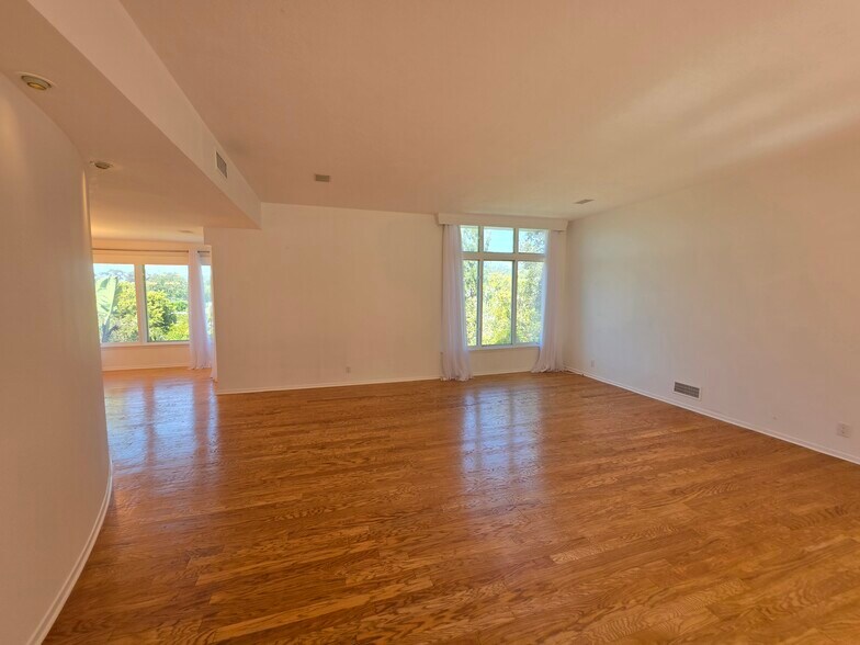 Building Photo - 310 S Thurston Ave