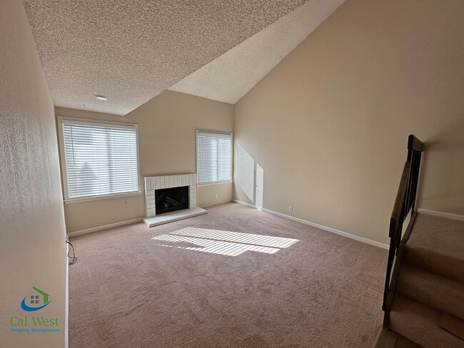 Building Photo - $3750 - Remodeled  3 Bed/2.5 Bath Townhome...