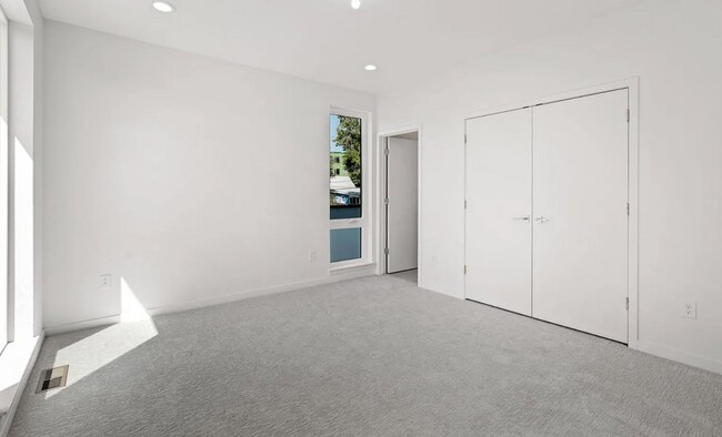 Building Photo - FIRST MONTH'S FREE!! Modern 2 bed, 2.5 bat...