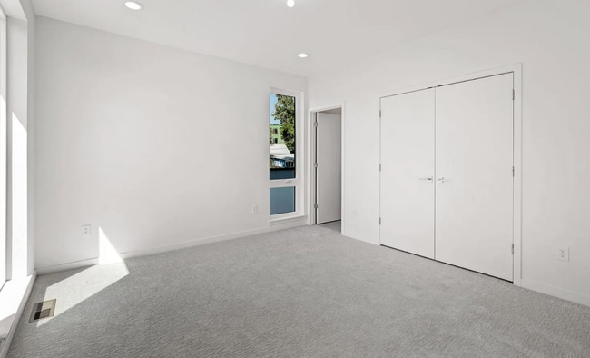 Building Photo - Modern 2 bed, 2.5 bath w/ rooftop!