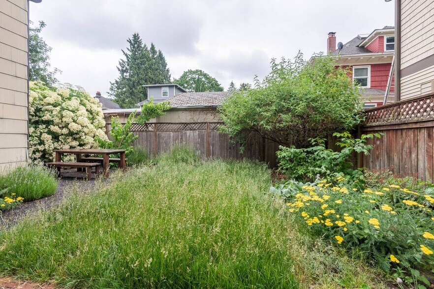 Building Photo - 1320 SE 28th Ave