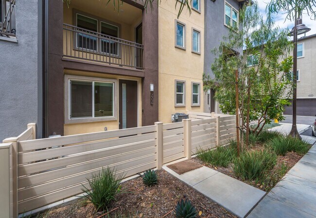 Building Photo - Newer townhome rental located in the gated One Seven Eight community!