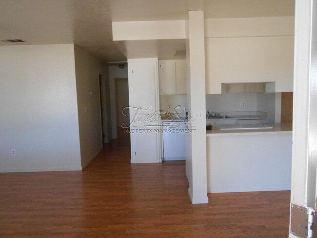 Building Photo - North Redding Home with 2 Car Garage