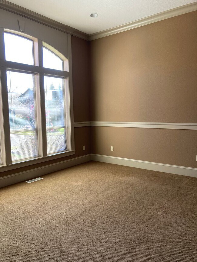 Building Photo - West Meadows Estate 2-Story Home in Salem