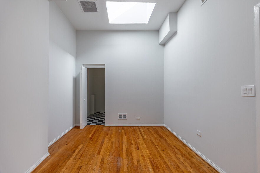 Building Photo - 646 N Damen Ave