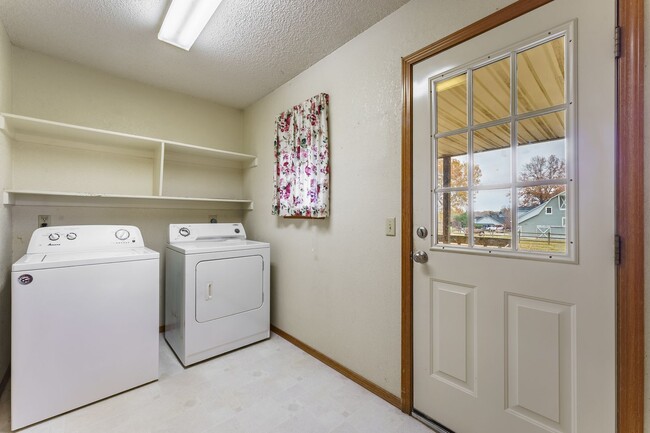 Building Photo - Charming 3-Bedroom, 2-Bathroom Rental in B...